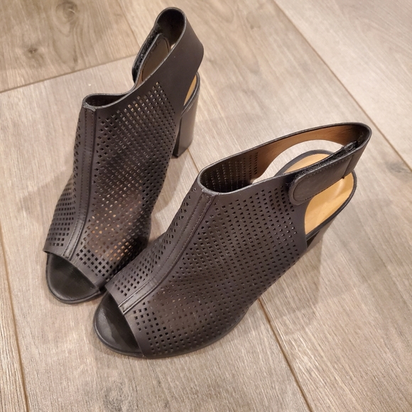 Black open toe heels, mesh leather like material - Picture 1 of 5